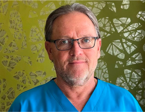 Dr Csák Csaba, a Dent Art Klinik Győr alapítója. All-on-4 fogpótlás specialista fogász.