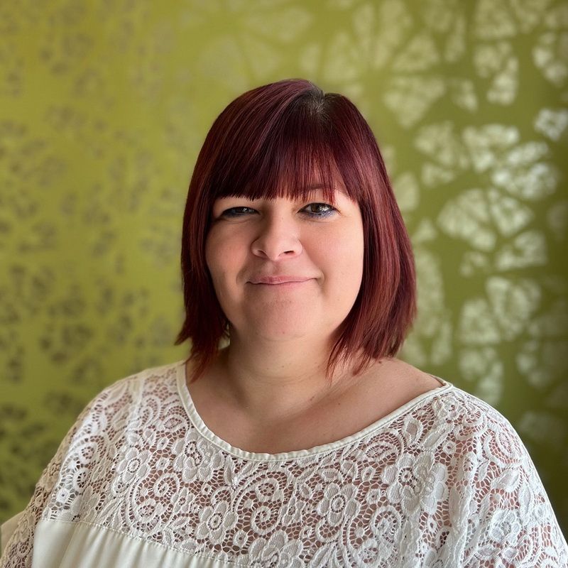 Molnár Katalin Recepciós A színház szerelmese vagyok, minden színházi műfajt szívesen fogyasztok. Nagy kedvenceim a musical-ek.